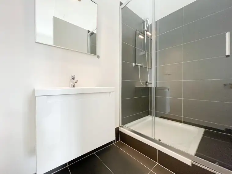 NAHE WESTBAHNHOF &amp; MARIAHILFER STRASSE: helle Altbauwohnung mit hofseitigem Schlafzimmer u. neuem Bad