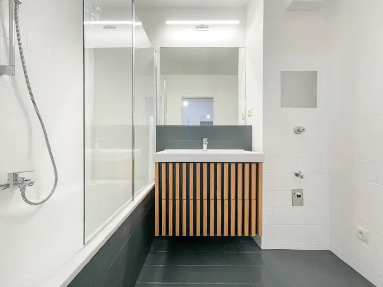 Anita Ochsenhofer, Moritz Immobilien