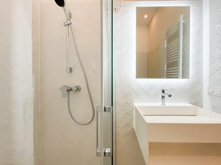 ERSTBEZUG NACH STILVOLLER PREMIUM-SANIERUNG – 2-Zimmer-Altbaujuwel direkt an der U3