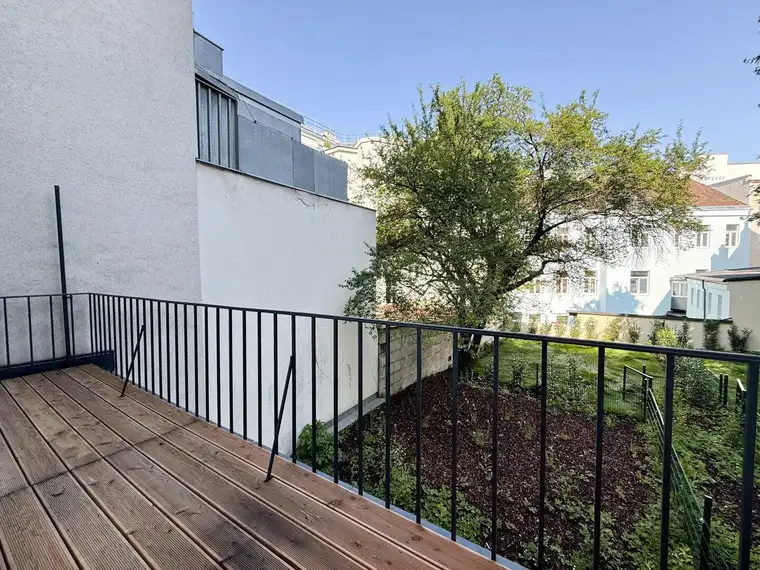 NÄHE TÜRKENSCHANZPARK: Frisch sanierte 3-Zimmerwohnung mit Terrasse