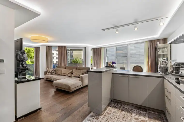 Nicolas Büttner, Moritz Immobilien