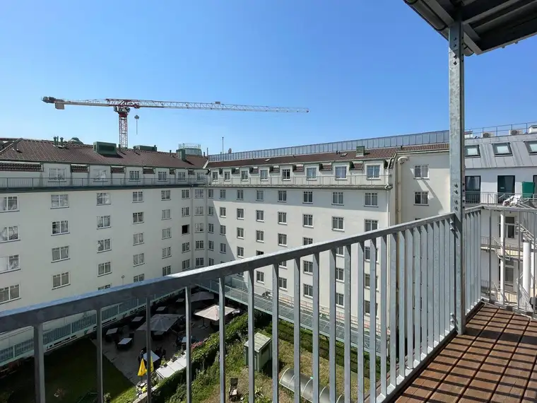 NÄHE NASCHMARKT: U4 Pilgramgasse - 3-Zimmerwohnung mit hofseitigem Balkon (vermietet - aktuelle Rendite 2,8%)