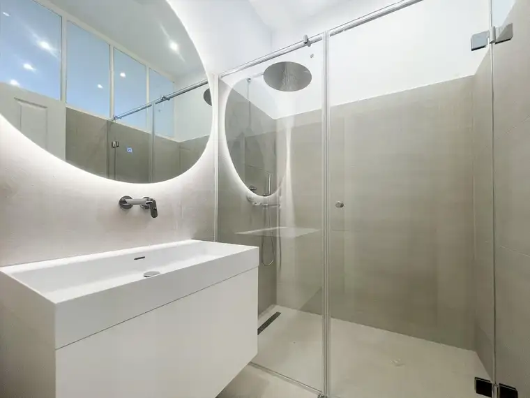 NÄHE AUGARTEN: wunderschön sanierte Altbauwohnung mit neuer Küche