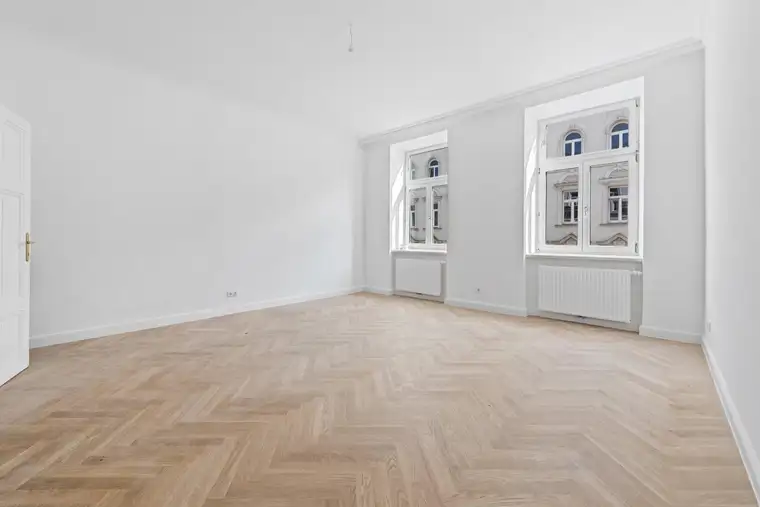 Anita Ochsenhofer, Moritz Immobilien