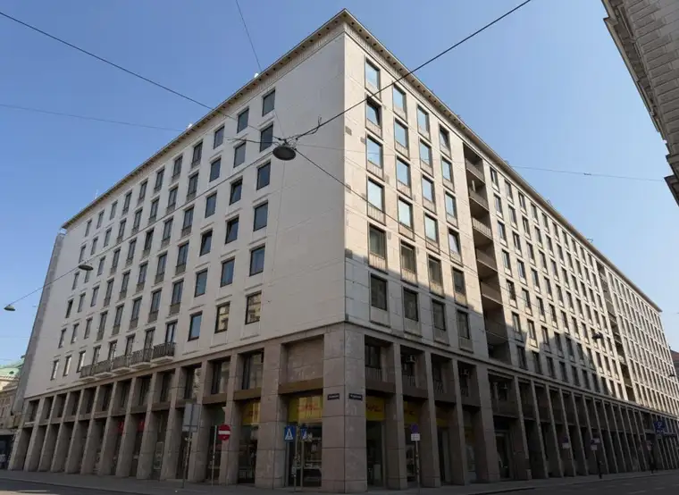 Anita Ochsenhofer, Moritz Immobilien
