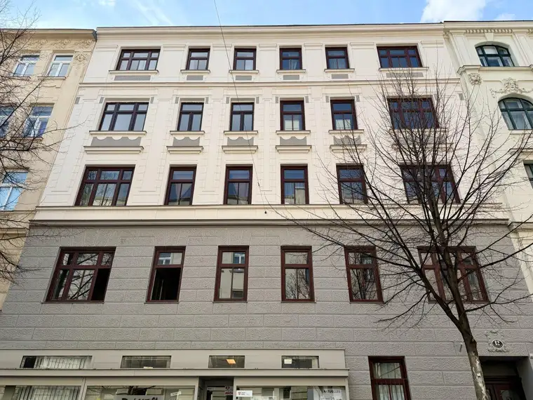 Anita Ochsenhofer, Moritz Immobilien