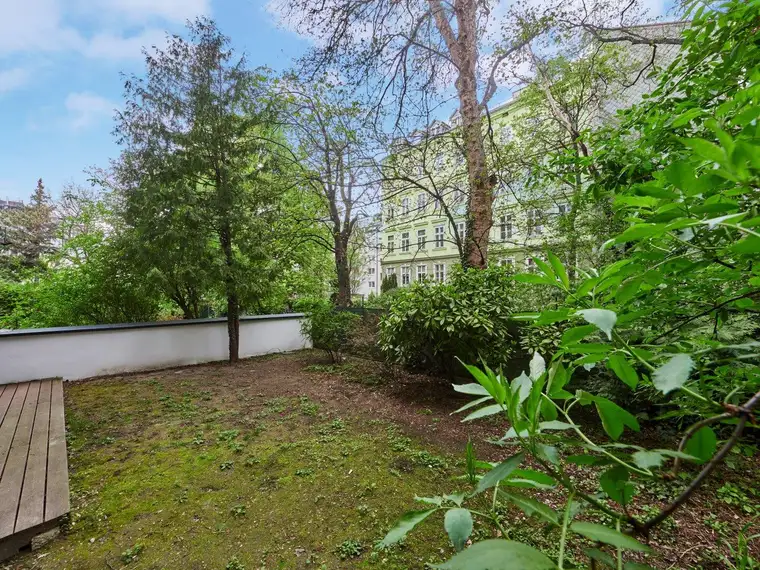 Gartenwohnung im 7. Bezirk: Ruhige 1-Zimmer Altbauwohnung mit 85 m² Garten &amp; privatem Keller mit Gewölbe