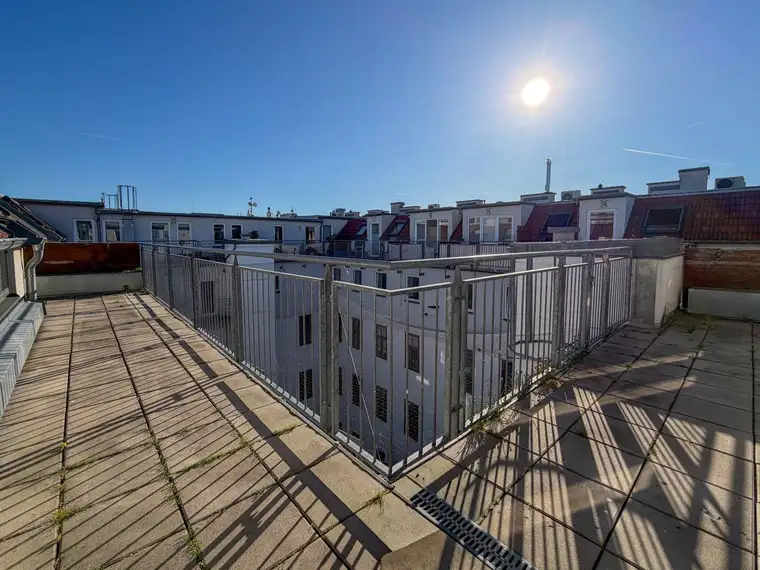 ÜBER DEN DÄCHERN VON MEIDLING: klimatisiere 3-Zimmer-DG mit großer Terrasse &amp; Weitblick