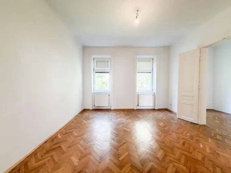 Anita Ochsenhofer, Moritz Immobilien