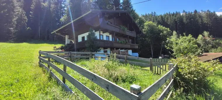 Einmalige Alleinlage! Hochwertiges Einfamilienhaus im Tiroler Stil auf über 900qm Grundstücksfläche.