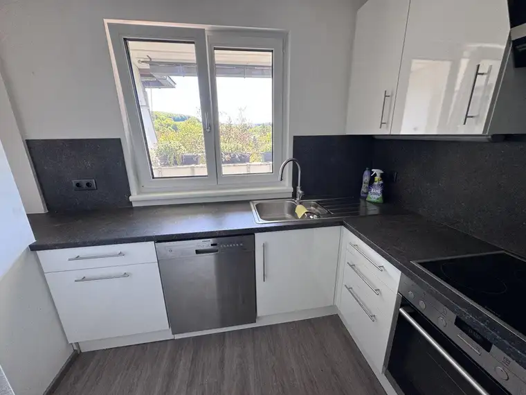 geräumige 3 Zimmer Wohnung mit Loggia und KFZ-Abstellplatz im Carport