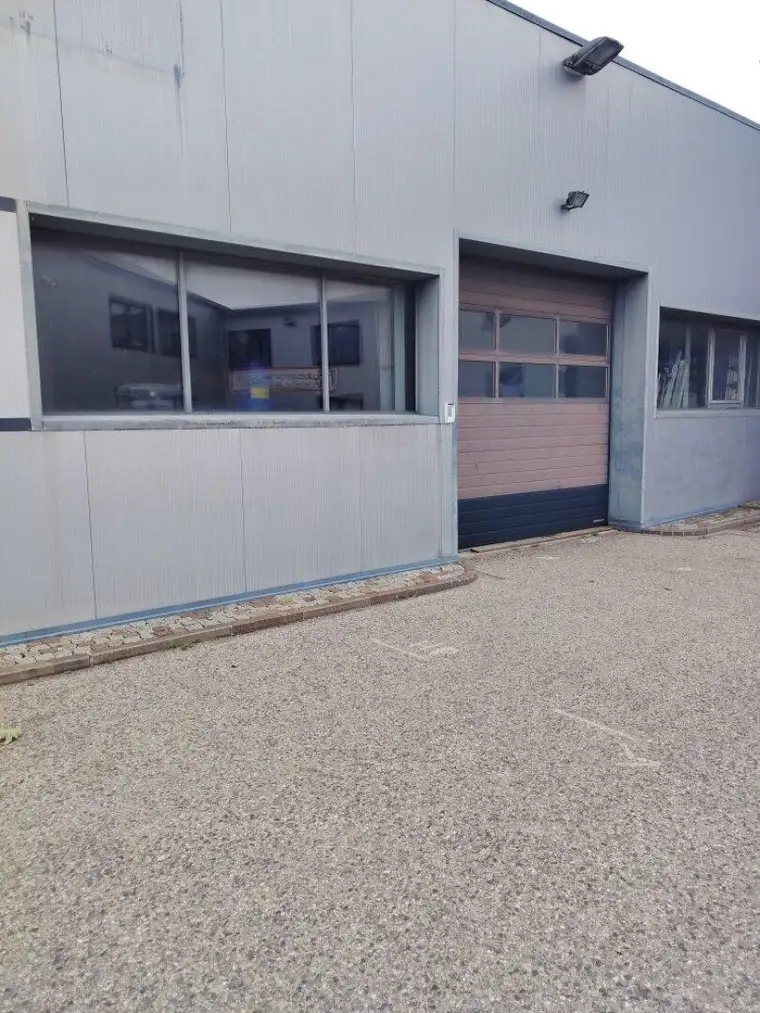 Großzügige Lagerhalle mit modernen Büro- &amp; Besprechungsräumen in Spital bei Michelhausen an der B1 gelegen