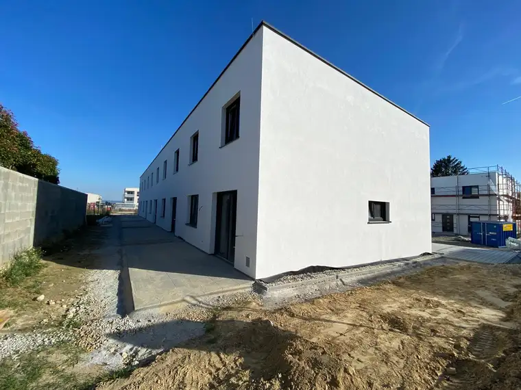 Reihenhaus in modernster Ausstattung inkl. KÜCHE - PV-Anlage &amp; E-Ladestation pro Haus vorbereitet