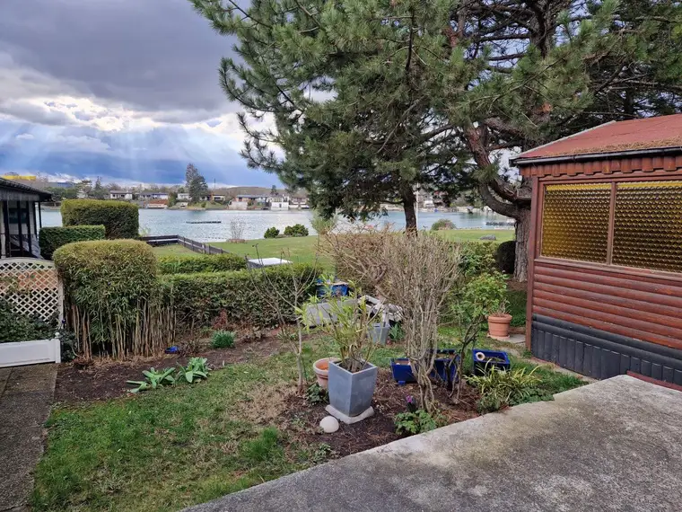 Badekabine mit See und Terrasse