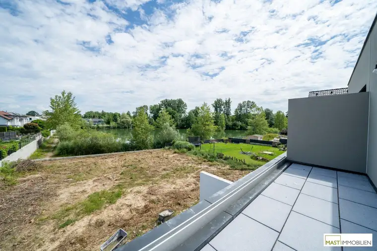 Doppelhaushälfte mit Seeblick und über 350m2 Gartenfläche!
