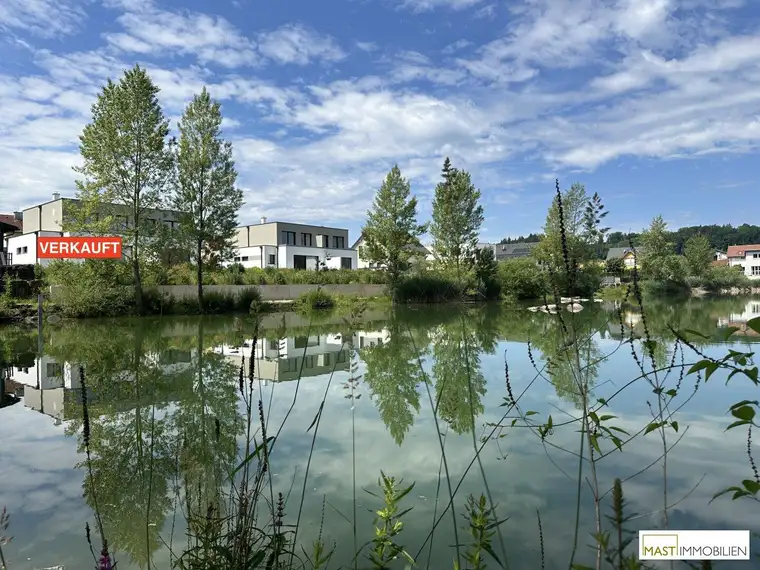 Doppelhaushälfte mit Seeblick und über 350m2 Gartenfläche!