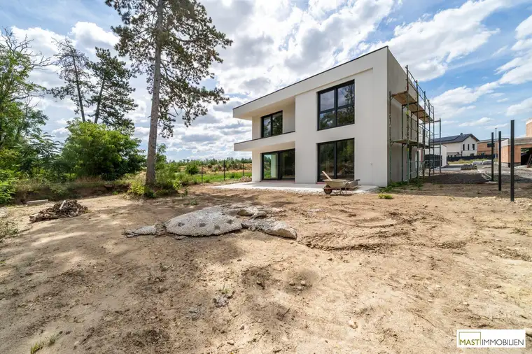 ERSTBEZUG - Modernes Einfamilienhaus mit 148 m² Wohnfläche, Balkon, Terrasse &amp; 2 PKW-Stellplätzen in Strasshof – belagsfertig!