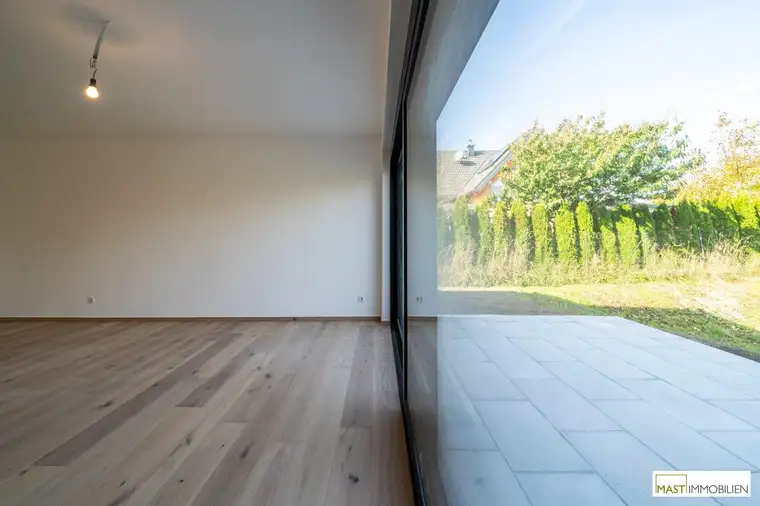 Doppelhaushälfte mit Blick aufs Wasser und 464 m2 Grundfläche!