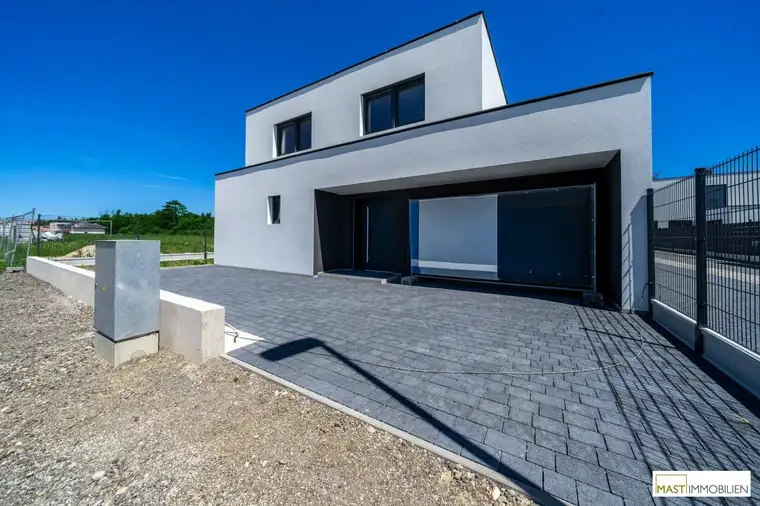 Neubau in Strasshof! Belagsfertiges Einfamilienhaus mit 149 m² Wohnfläche, Terrasse &amp; 2 PKW-Stellplätzen – zentrale Lage nahe Wien