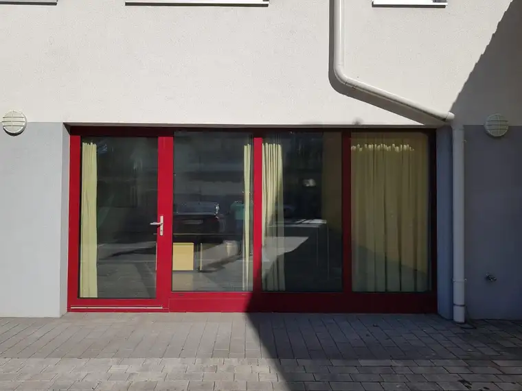 vielfältige Geschäftschancen; Bushaltestelle vor dem Geschäfslokal, Erd- &amp; Untergeschoss, NEUBAU