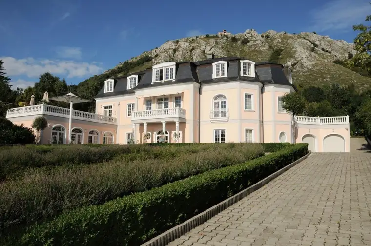 Herrenhaus Villa - in Hainburg an der Donau - Luxus, Komfort und Raum auf 1.339m²