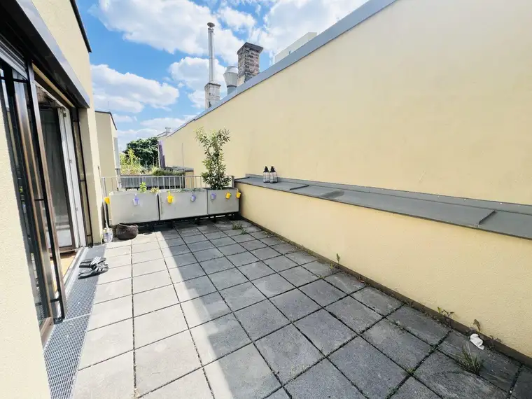 Terrassentraum (voll möbliert) im Innenhof (absolute Ruhelage) und trotzdem fußläufig zum Donauzentrum und den U1 Stationen Kagran &amp; Kagraner Platz