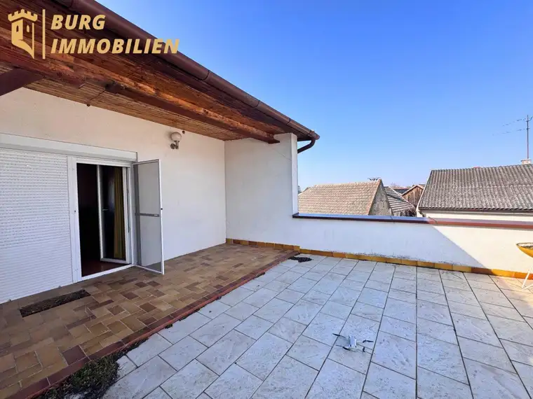 Zentrale Lage, viele Möglichkeiten – Haus mit Gewerbe- &amp; Wohneinheiten in Illmitz!