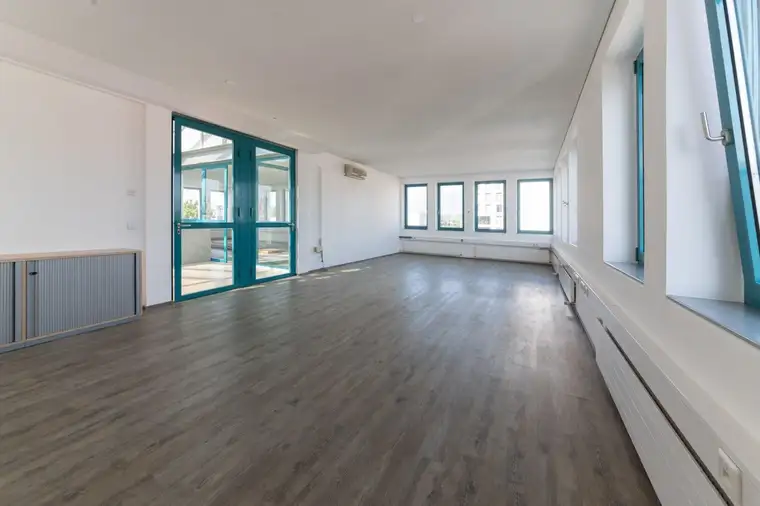 Modernes Büro (46 m²) an der Bundesstraße in Klaus - Perfekte Lage für dein Unternehmen!