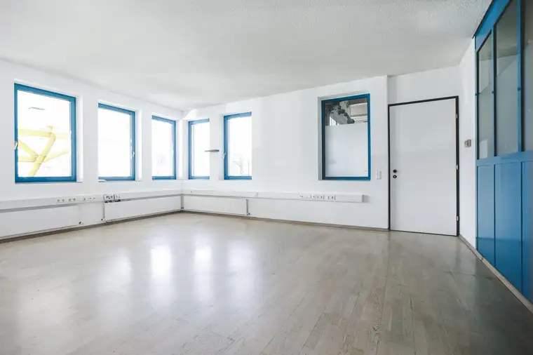 Modernes Büro (30 m²) an der Bundesstraße in Klaus - Perfekte Lage für dein Unternehmen!