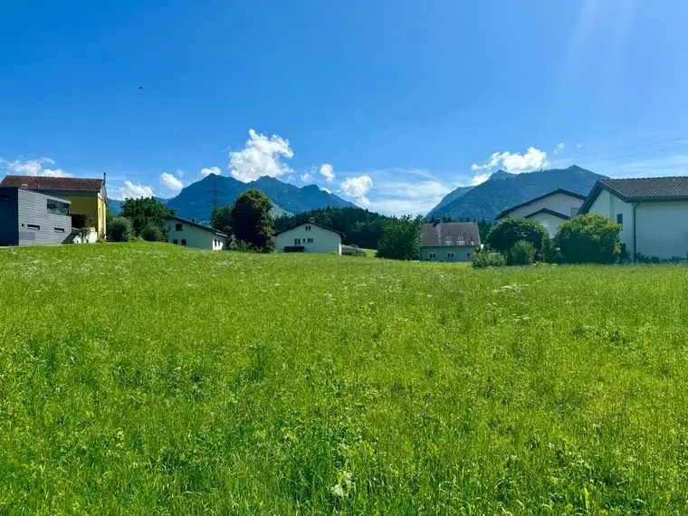 sonniges Traumgrundstück