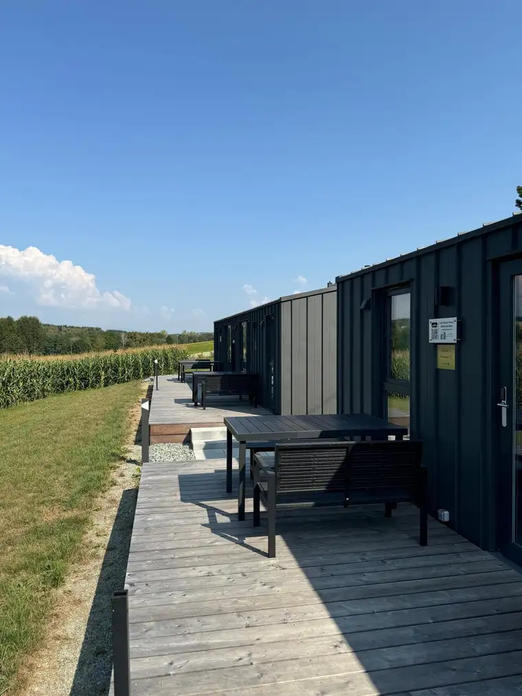 Minimalistisch wohnen im Grünen – Tiny House mit Terrasse