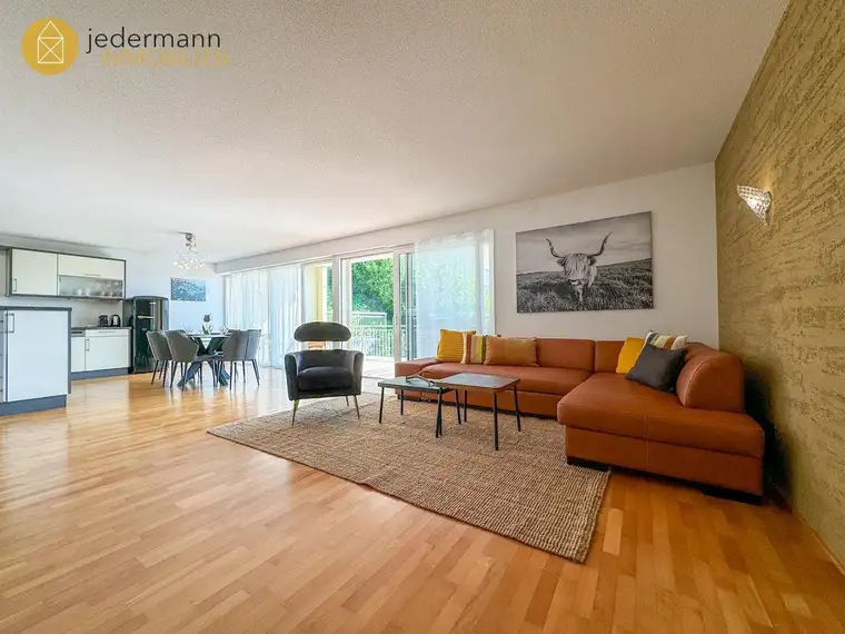 RÖTHIS: Stilvolle, sehr geräumige 3-Zimmer-Wohnung mit TG-Platz!