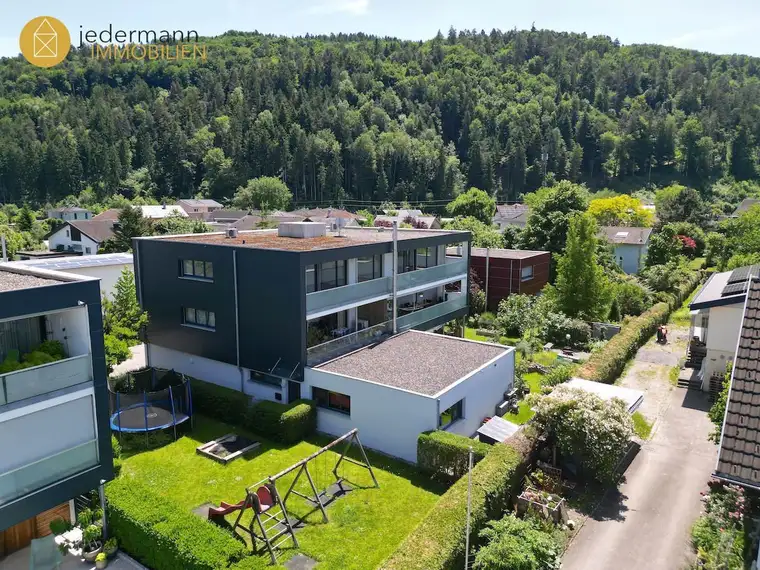 GISINGEN: Feine und geräumige 2-Zimmer-DACHGESCHOSS-Eckwohnung. Mit 2 Autoabstellplätzen!