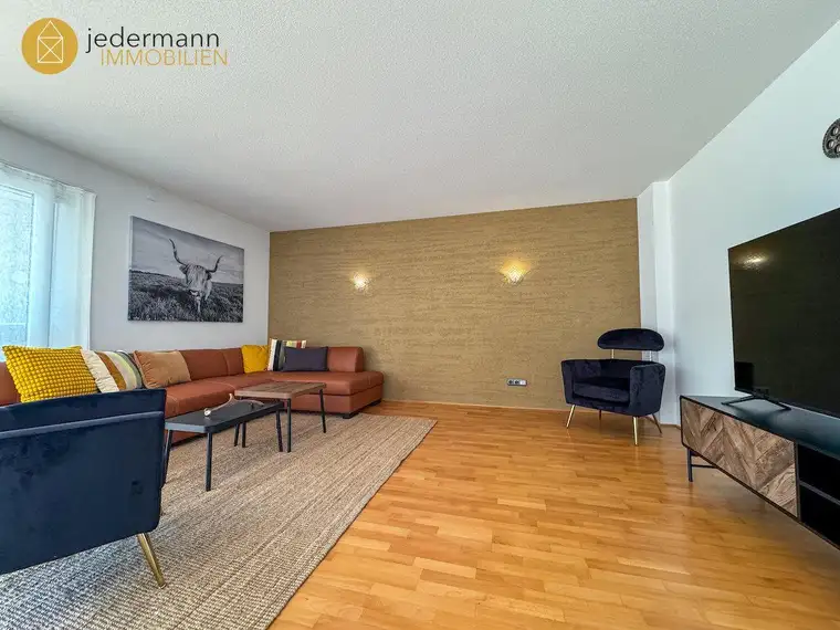 RÖTHIS: Stilvolle, sehr geräumige 3-Zimmer-Wohnung mit TG-Platz!