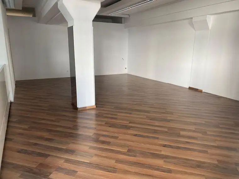 Geschäftsfläche mit ca. 115 m² und großen Schaufenstern in bester Innenstadtlage