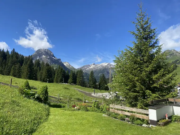Lech am Arlberg: Grundstück mit großem Zweifamilienhaus zu kaufen