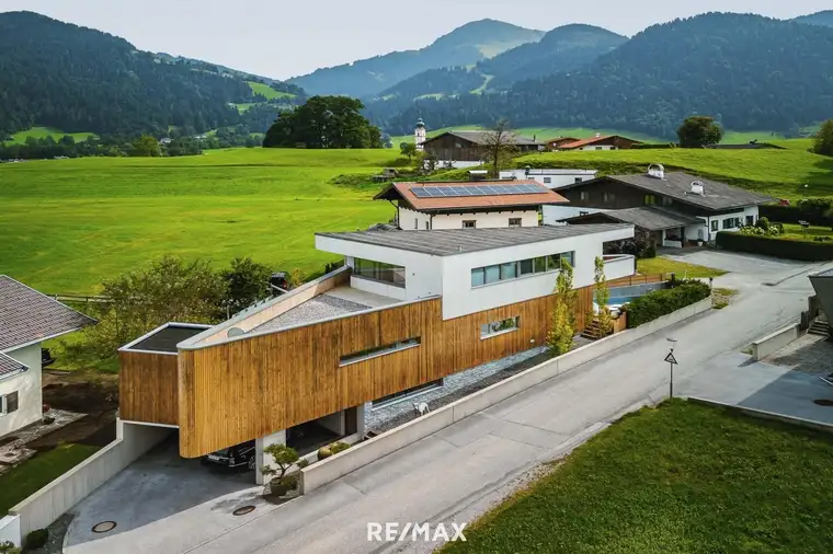 Modernes Architektenhaus mit Panorama-Wellness &amp; Designkomfort