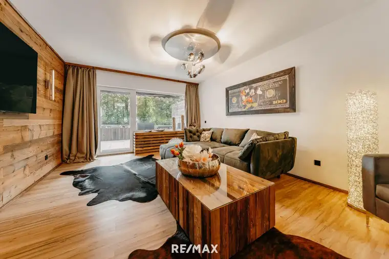 Stilvoll möblierte 3-Zimmer Wohnung mit Tiefgaragenstellplatz
