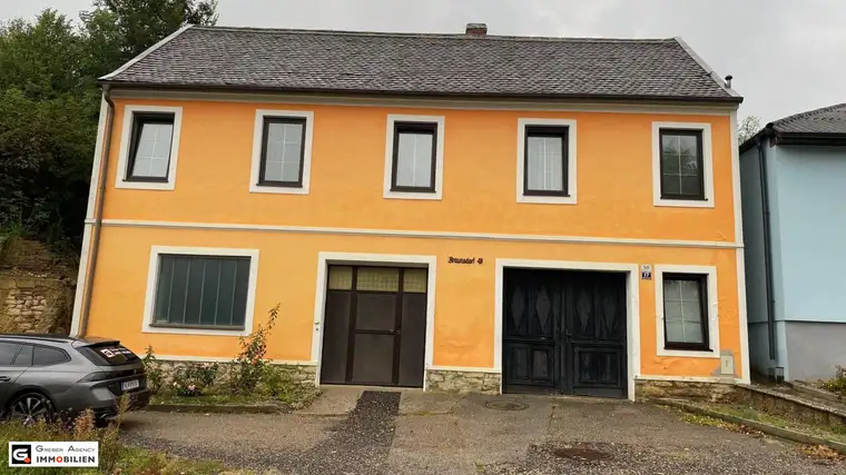Vielseitiges Zweifamilienhaus in idyllischer Lage - perfekt für individuelle Gestaltung