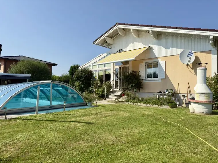 Einfamilienhaus - "First Row" mit Pool und Wintergarten