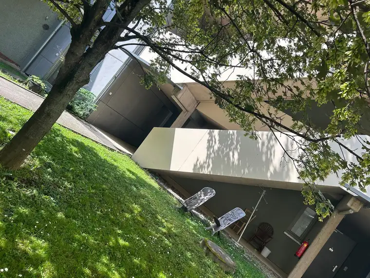 Urbaner Wohnstil! Aussergewöhnliche – 2- Zimmer Architektenwohnung mit kleinem Gartenanteil in ruhiger Seitengassenlage Nähe Südtirolerplatz! 