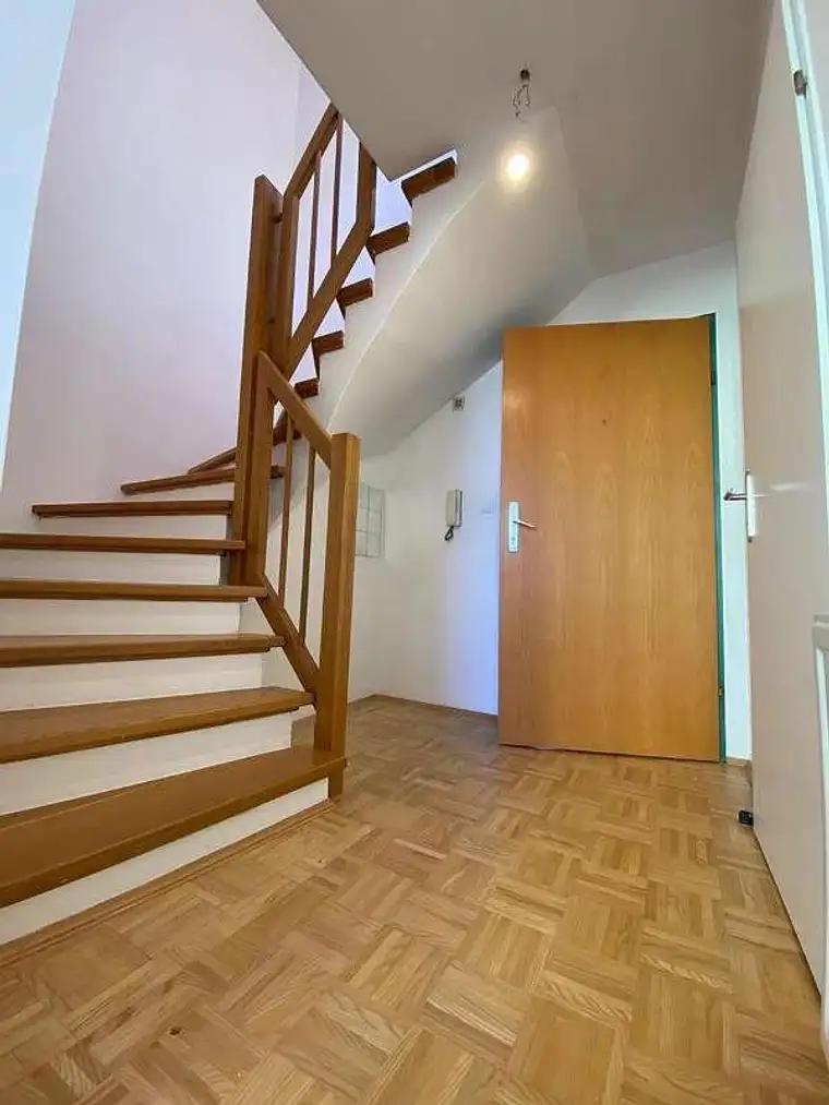 Lichtdurchflutete Dachgeschosswohnung in ruhiger Lage nahe der Murpromenade