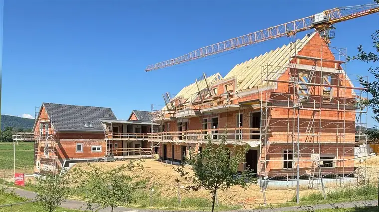 Familienwohntraum MAISONETTE mit großem Eckgarten! Wohnen auf 2 Etagen, dass sich wie ein kleines Häuschen anfüllt.