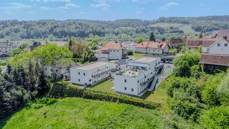Erstes Eigenheim mit der AKTION -€ 20.000,- sichern! Kleine 3-Zimmer Gartenwohnung in idyllischer Umgebung! Neubau nur 25km östlich von Graz gelegen!