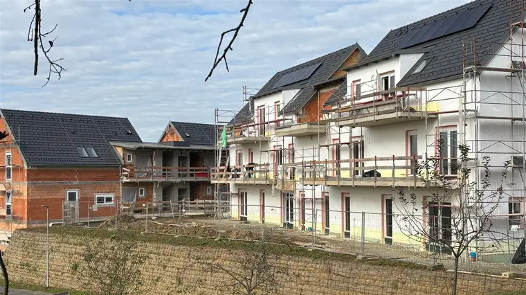 Fertigstellung 01/2026! Dein Familienwohntraum mit angrenzenden Bildungseinrichtungen u. dem grünen Extra! Ein Panorama, das jeden Tag besonders macht