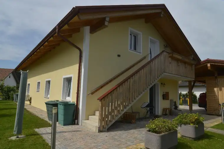 Ein Traum hier zu Wohnen! Ein Neuwertiges Haus mit 2 Wohneinheiten in einer ruhigen Sackgasse für den Gartenfreund!