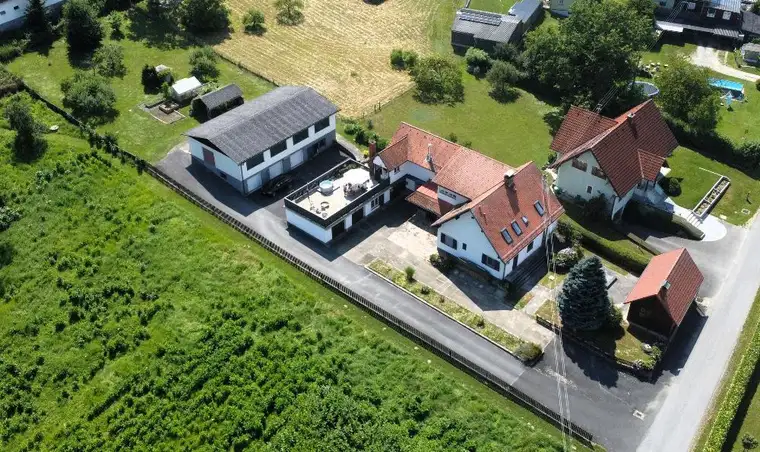 Zweifamilienhaus bei Fürstenfeld – Thermennähe, Golfplätze, Pool &amp; Oldtimerhalle