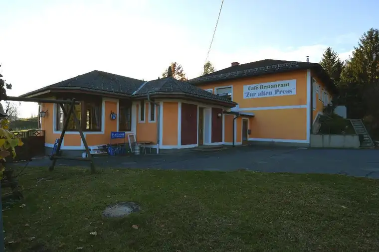 Traumhafte Liegenschaft mit Pool und Panoramablick in Thermennähe