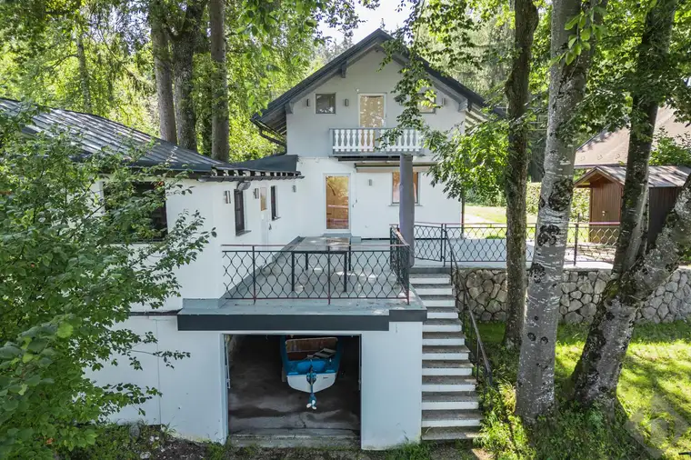 Rarität: Ihr Feriendomizil am Wallersee - mit Bootsgarage und direktem Seezugang