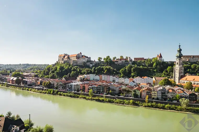 Traumblick auf die weltlängste Burg Burghausen - Baugrundstück in Hochburg-Ach